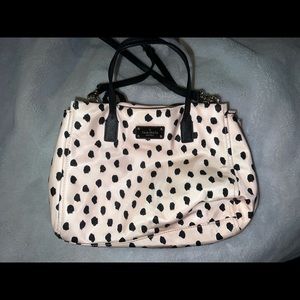 Pre-loved Kate Spade, adjustable strap that can be removed.